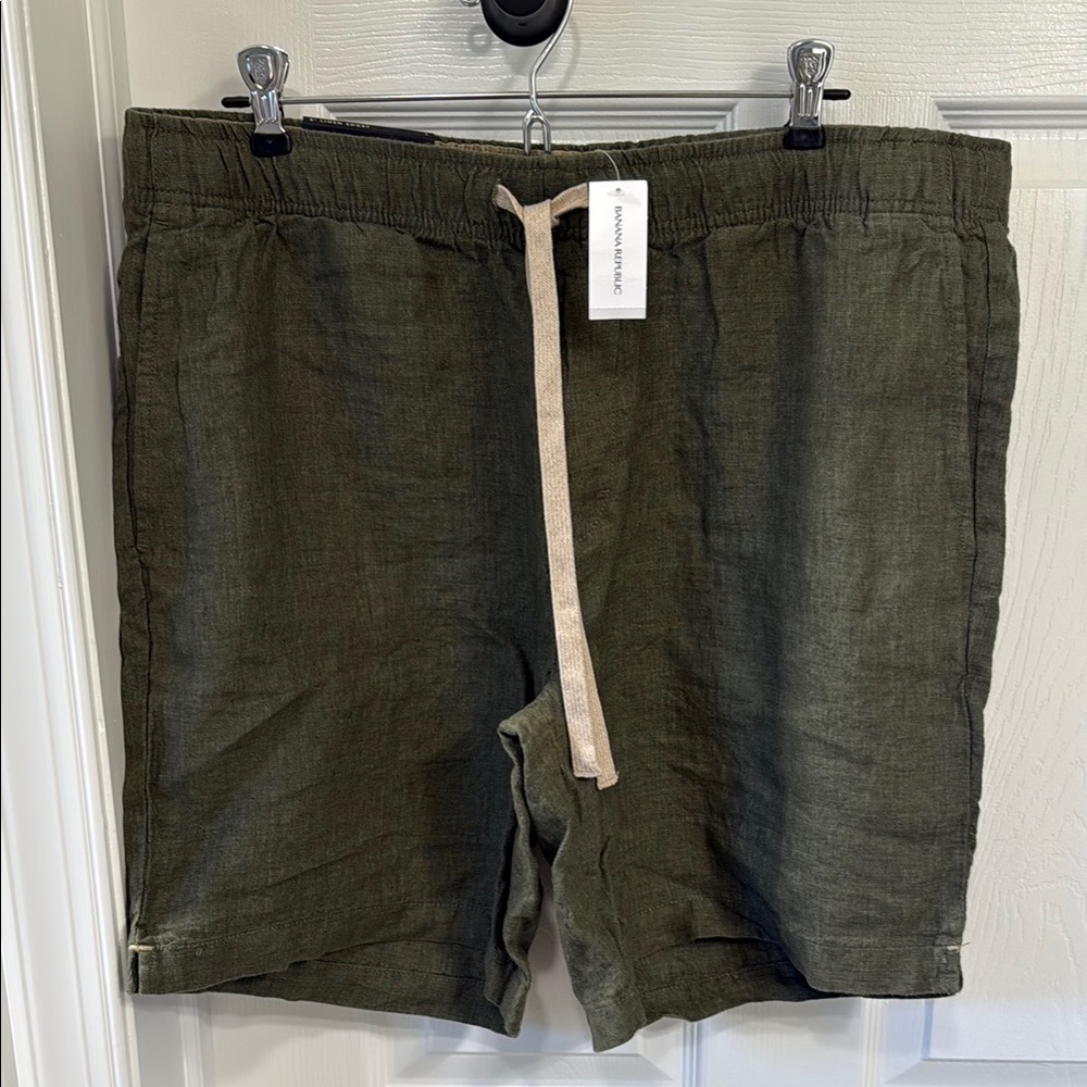 Banana Republic Olive Green 8” elastic waist relaxed fit Shorts